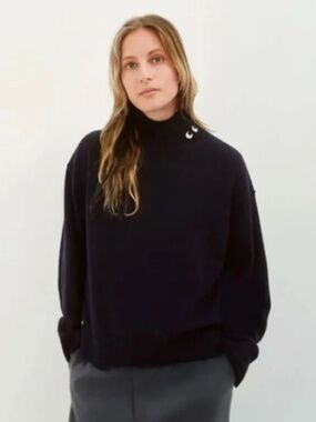 Anya Hindmarch x Uniqlo "Eyes" 100% Cashmere Mock Neck Sweater | Navy | Size M |